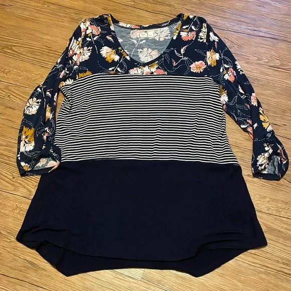 Maurice’s tee size large - Picture 1 of 8